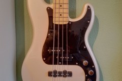 Fender-Precision-Bass-schwarz-creme